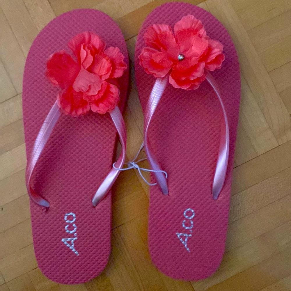 Fushia pink flip flop, with flowers, never worn - size 8